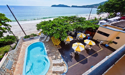 Hotel en Bombinhas Sobre la Playa con Pileta